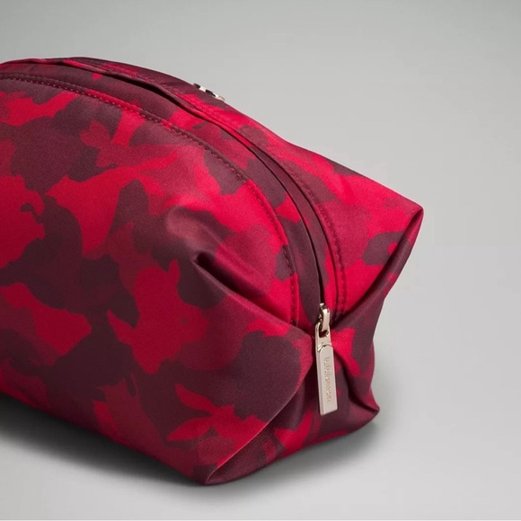 NWT Feeling Ready Pouch, Rabbit All Over Print Red Multi - Picture 3 of 4